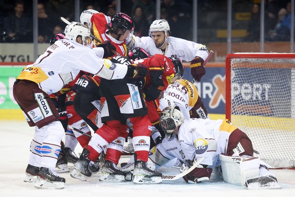 Berner und Genfer Spieler kaempfen vor dem Tor von Servettes Torhueter Robert Mayer um den Puck, im Eishockey Meisterschaftsspiel der National League zwischen dem SC Bern und Geneve-Servette HC, am Sa ...