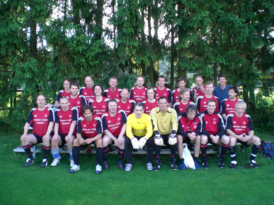 Wolfgang Herrndorf (erste Reihe, zweiter von links), 2007, während eines Trainingslagers der deutschen Autoren-Fussballnationalmannschaft.