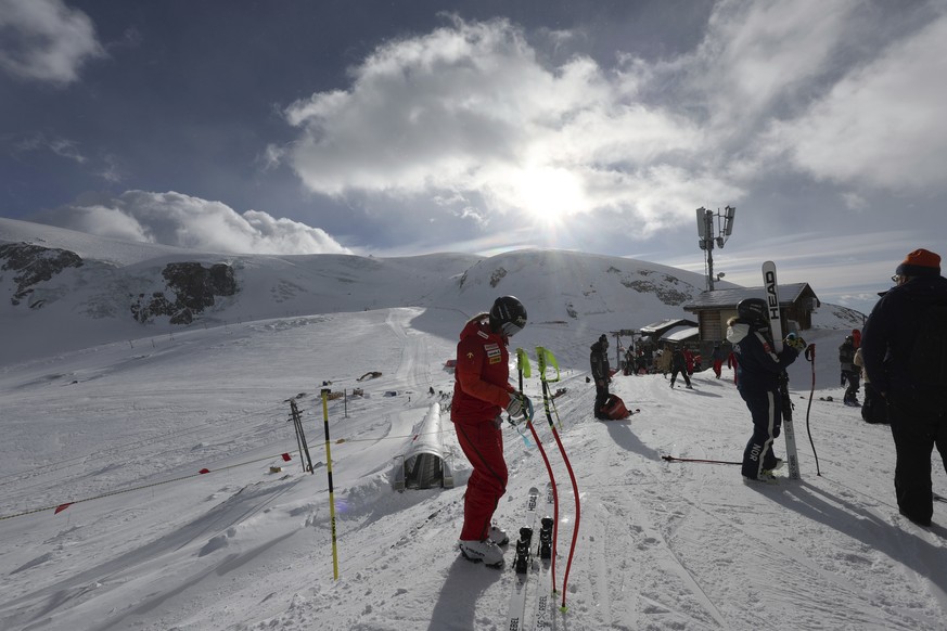 Switzerland&#039;s Lara Gut Behrami prepares to leave as an alpine ski, women&#039;s World Cup downhill was cancelled due to strong wind, in Cervinia-Zermatt, Italy, Sunday, Nov. 19, 2023. (AP Photo/A ...