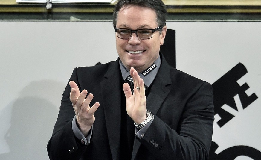 epa04541554 Geneva&#039;s hread coach Chris McSorley gesturing during the game between Switzerland&#039;s Geneve Servette HC and Finland&#039;s Jokerit Helsinki at the 88th Spengler Cup ice hockey tou ...