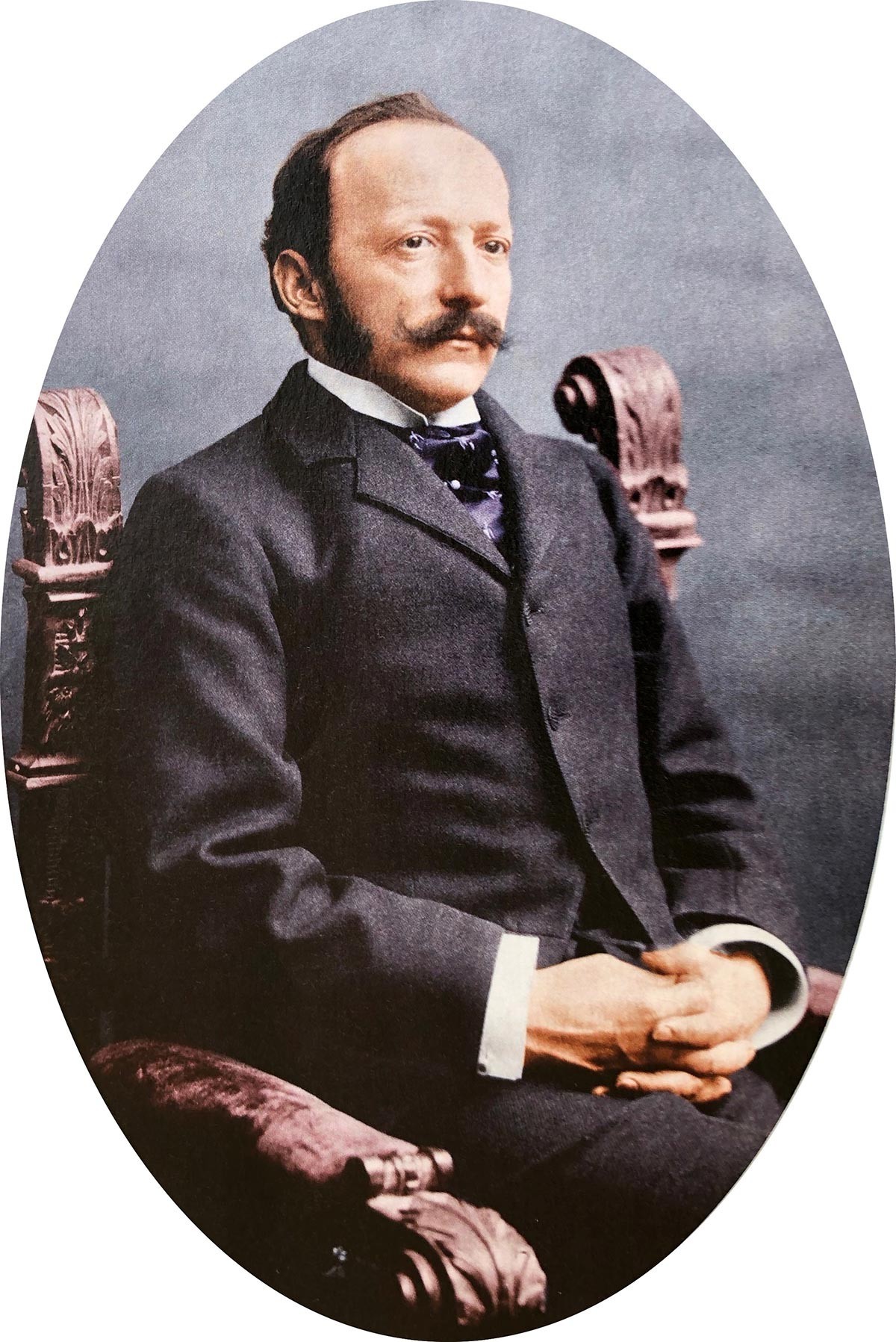 César Ritz en 1897: il dirigea simultanément une dizaine d’hôtels jusqu’à s’effondrer, accablé par le surmenage.
https://commons.wikimedia.org/wiki/File:Ritz1897.jpg