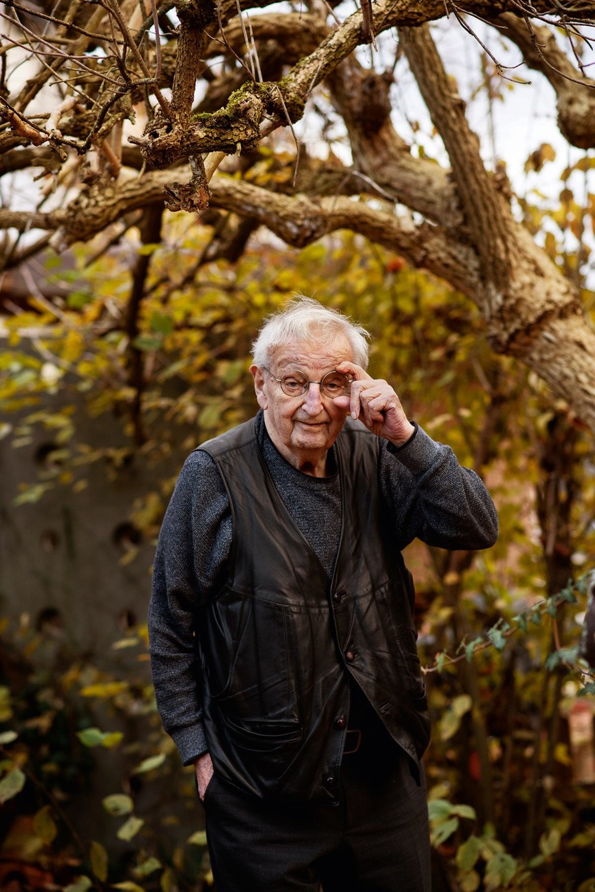 SWISS PRESS PHOTO 23 - 1. PREIS KATEGORIE PORTRAET: KARIN HOFER � Peter Bichsel - Der Schriftsteller Peter Bichsel in seinem Garten in Bellach, 30.11.2022. (Neue Zuercher Zeitung NZZ/Karin Hofer)

HAN ...