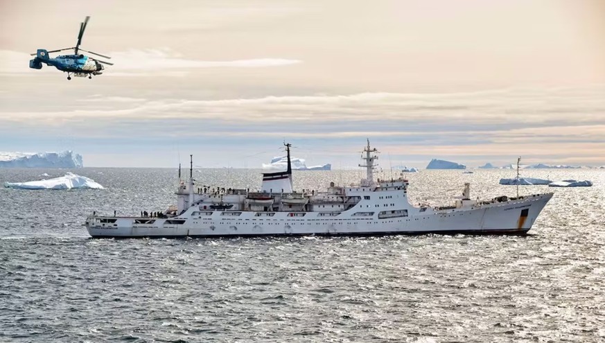 Das russische Forschungs- und Aufklärungsschiff Admiral Vladimirsky auf einer Antarktis-Fahrt.