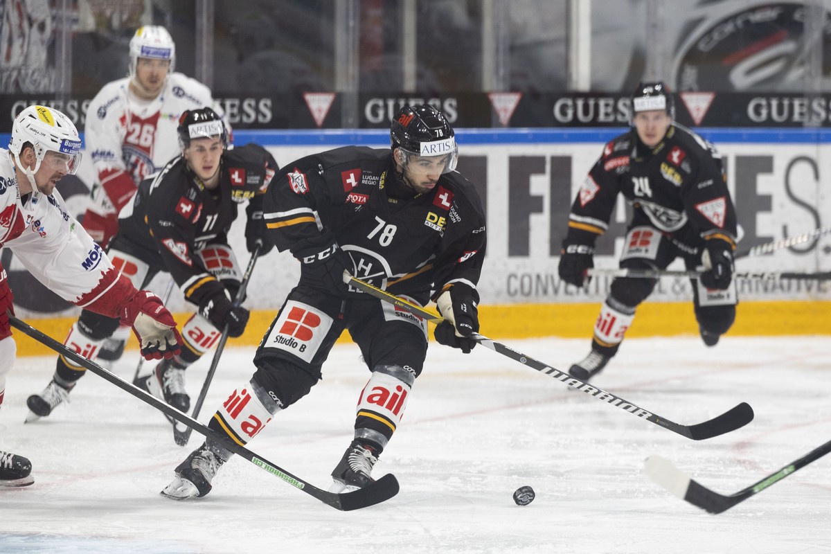 Lugano's player Stephane Patry in action during the preliminary round game of National League Swiss Championship 2023/24 between HC Lugano and SC Rapperswil-Jona Lakers at the Corner Arena in Lug ...