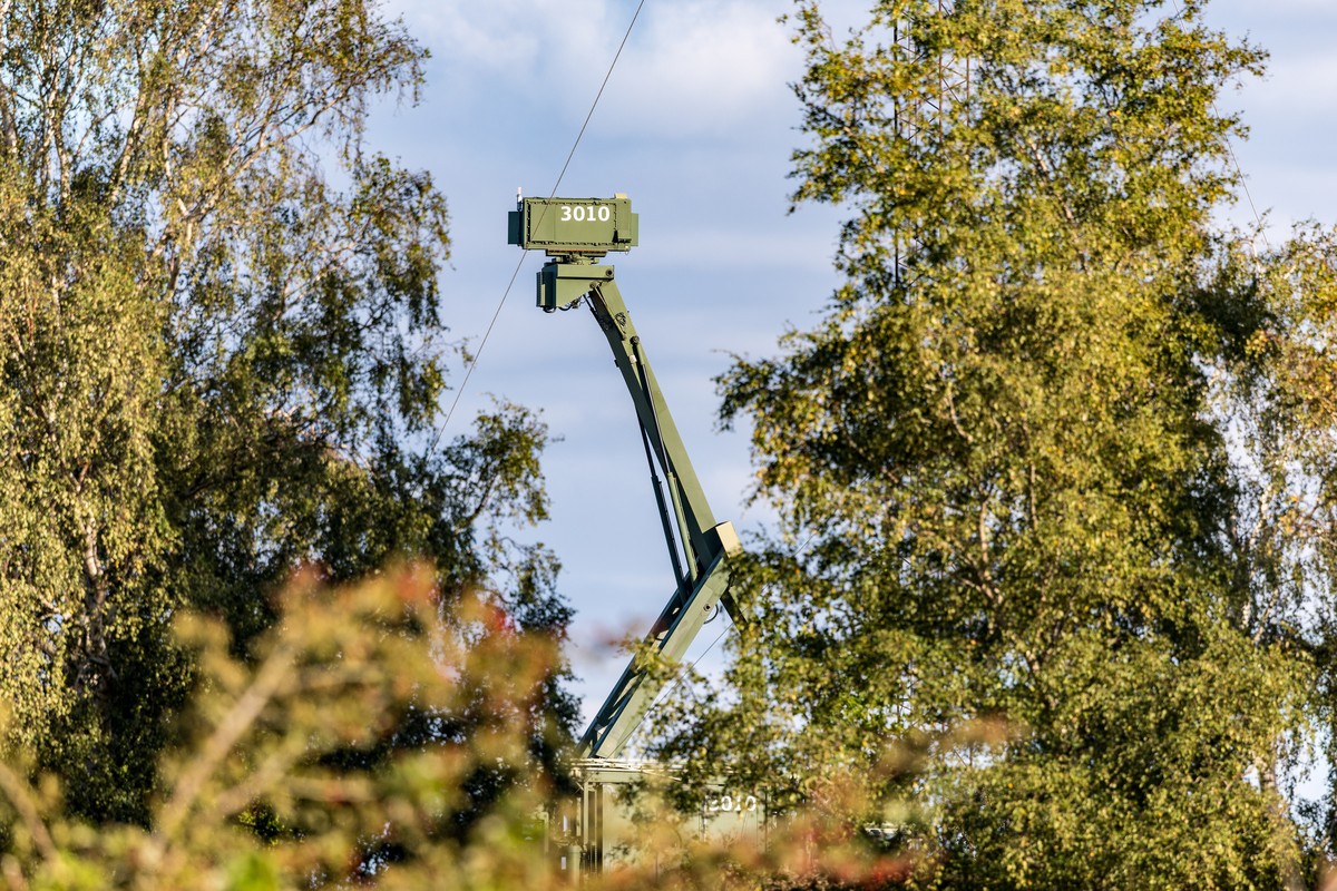 epa12408390 A mobile radar installation stands at the Danish military's area on Amager, Pionegaarden, near the village of Dragoer and on the coast of Oresund, the sea between Denmark and Sweden,  ...