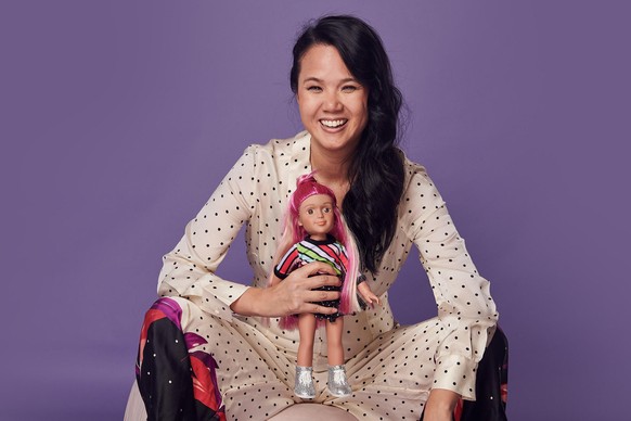 Theresia Le Battistini mit einer ihrer Puppen, die sie von Kindern mitentwickeln lässt.