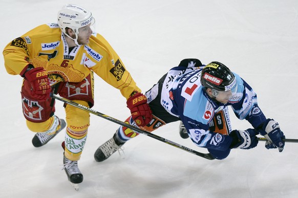 Der Tiger Massimo Ronchetti, links, stoppt den Laker Marco Pedretti, rechts, beim Auf-/Abstiegsplayoff Eishockey Ligaqualifikationsspiel der NLA/NLB zwischen den Rapperswil-Jona Lakers und den SCL Tig ...