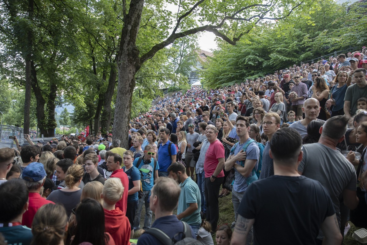 Spectators watch the Bern E-Prix race, the eleventh stage of the ABB FIA Formula E championship, in Bern Switzerland, Saturday, June 22, 2019. (KEYSTONE/Peter Klaunzer)
