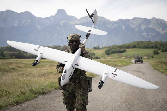 Ein Soldat der Schweizer Armee traegt eine Drohne des Typs Quantum Vector AI des Unternehmens Quantum Systems in den Haenden, waehrend eines Medienanlasses zu Drohnen, Drohnenabwehr und Robotik fuer d ...