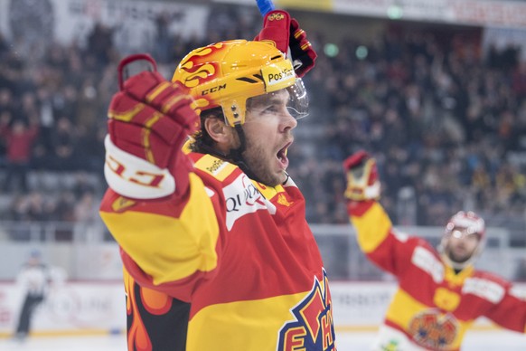 Biels Topscorer Marc-Antoine Pouliot, jubelt zum 1:0, waehrend dem Eishockey National League Spiel, zwischen dem EHC Biel und dem HC Genf-Servette am Samstag 6. Januar 2018 in der Tissot Arena in Biel ...