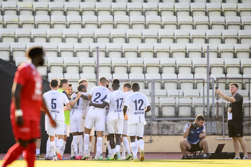 Les joueurs zuerichois celebrent le but du 0 a 2 lors de la rencontre de football de Super League entre le FC Stade Lausanne Ouchy, SLO, et le FC Zuerich, FCZ, ce samedi 12 aout 2023 au stade olympiqu ...