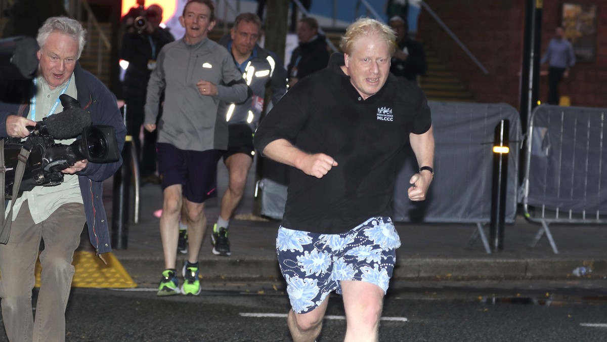 Premier Johnson joggt im Garten der Queen