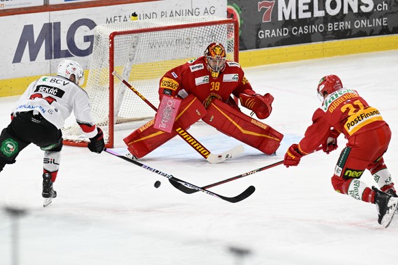 Tigers Goalie Stephane Charlin, Mitte, und Bastian Guggenheim, im Kampf um den Puck gegen Lausannes Jiri Sekac, links, beim Eishockey-Qualifikationsspiel der National League zwischen den SCL Tigers un ...