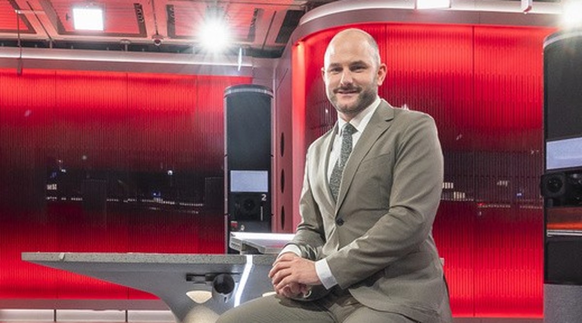 SRF Tagesschau Moderator Michael Rauchenstein posiert im neuenTagesschau Studio im News- und Sportcenter (NSC) des Schweizer Radio und Fernsehen SRF am Standort Zuerich Leutschenbach, aufgenommen am M ...