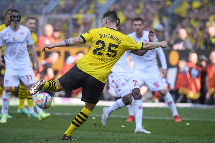 Fußball: 1. Bundesliga, Saison 2022/2023, 34. Spieltag, Borussia Dortmund - FSV Mainz 05 am 27.05.2023 im Signal-Iduna-Park in Dortmund. Borussia Dortmund wird nicht deutscher Meister, Einzelaktion vo ...