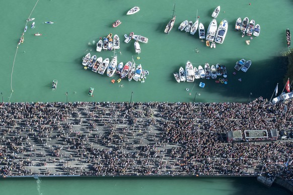 epa05480772 An aerial view shows the annual techno parade &#039;Street Parade&#039; taking place in the city center of Zurich, Switzerland, 13 August 2016. Hundreds of thousands of ravers participate  ...