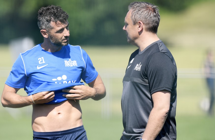 FCZ Trainer Andre Breitenreiter, rechts, und Blerim Dzemaili, links, beim Training mit dem FC Zuerich zum Saisonauftakt auf der Allmend in Zuerich am Mittwoch, 16. Juni 2021. (KEYSTONE/Walter Bieri)