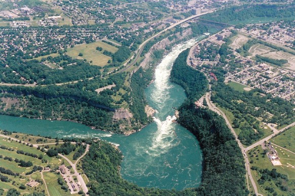 Die gefährlichen Wildwasser der&nbsp;Whirlpool Rapids aus der Vogelperspektive.