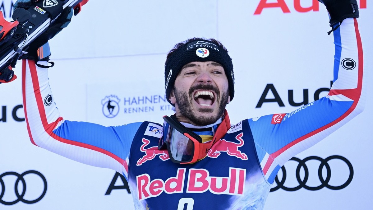 epa11091925 Winner Cyprien Sarrazin of France celebrates on the podium for the Men's Downhill race at the FIS Alpine Skiing World Cup in Kitzbuehel, Austria, 20 January 2024. EPA/CHRISTIAN BRUNA