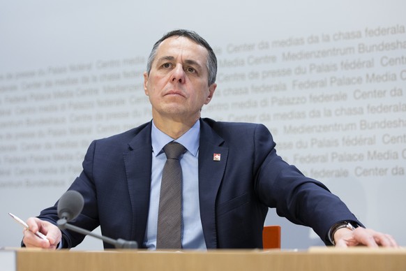 Bundesrat Ignazio Cassis waehrend einer Medienkonferenz des Bundesrates ueber die Situation des Coronavirus, am Freitag, 3. April 2020 in Bern. (KEYSTONE/Peter Klaunzer)