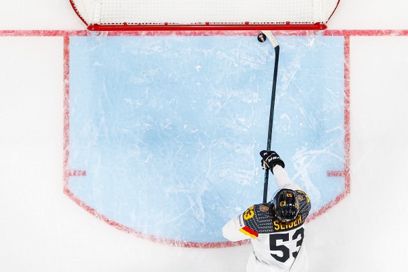 <p>Deutschlands Captain <a href="https://www.watson.ch/sport/eishockey/917156795-eishockey-wm-deutschlands-moritz-seider-zeigt-den-save-des-turniers">Moritz Seider zeigt im erste ...