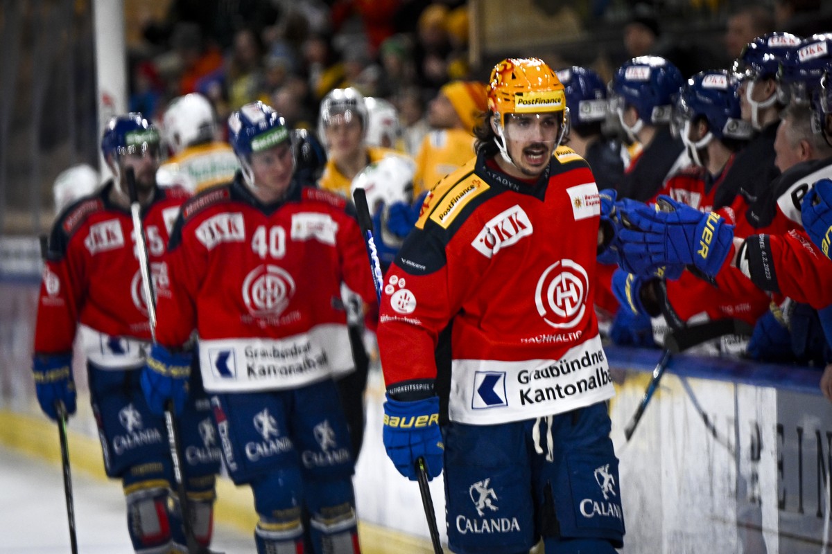 Der Davoser PostFinance Top Scorer Matej Stransky beim Abklatschen nach seinem Treffer zur zum 6:3 Endstand, im Eishockey-Qualifikationsspiel der National League zwischen dem HC Davos und den SCL Tige ...