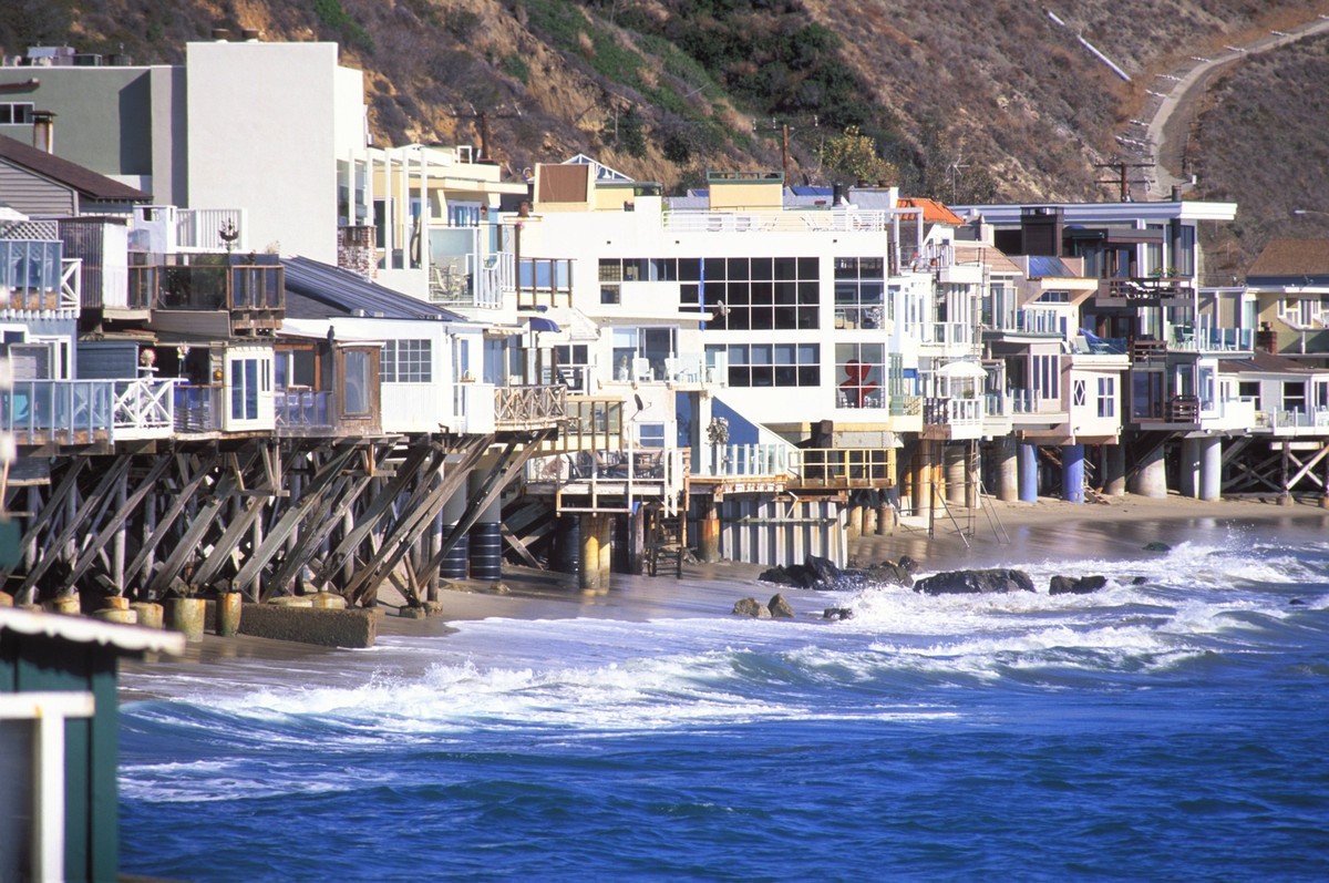 Malibu Coastline Houses, Los Angeles County, California LA Malibu Coastline Houses, Los Angeles County, California LA Malibu CA USA EDITORIAL USE ONLY Copyright: xx PeterxBennettx ambphotos001467