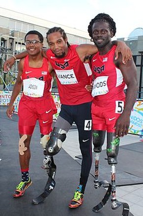 Der paralympische Sprinter&nbsp;Shaquille Vance (mitte) mit zwei seiner Teamkollgen. 2012 gewann Vance Silber im 200m-Sprint an den Sommerspielen in London