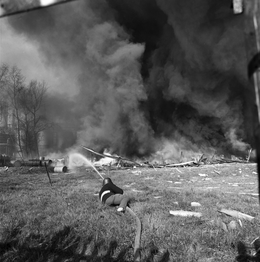 A fireman fighting a fire after the explosion at the Swiss Explosives Factory in Dottikon, taken on 8 April 1969. (KEYSTONE/PHOTOPRESS-ARCHIV/Str)

Ein Feuerwehrmann beim Loeschen nach der Explosion i ...