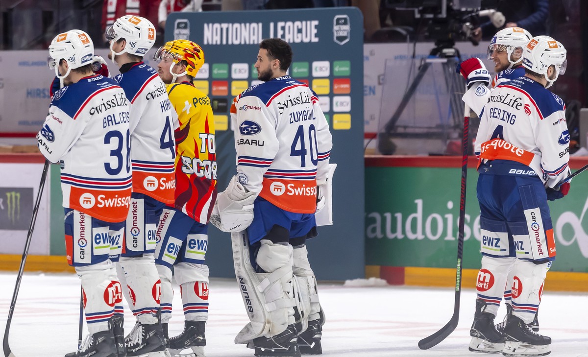 Lions' players look disappointed after losing against the team Lausanne, during the third leg of the National League Swiss Championship final playoff game between Lausanne HC, LHC, and ZSC Lions, ...
