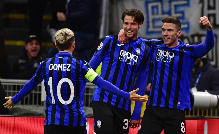 epa08229057 Atalanta&#039;s Hans Hateboer (C) jubilates with his teammates after scoring a goal the UEFA Champions League round of 16 soccer first leg match Atalanta BC vs Valencia CF at the Giuseppe  ...