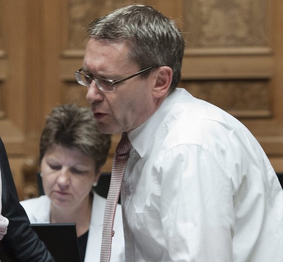 Ursula Wyss (SP/BE) und Pirmin Bischoff (CVP/SO), von links, befassen sich mit der &quot;Abzockerinitiative&quot; am Mittwoch, 1. Juni 2011 im Nationalrat in Bern. (KEYSTONE/Lukas Lehmann)