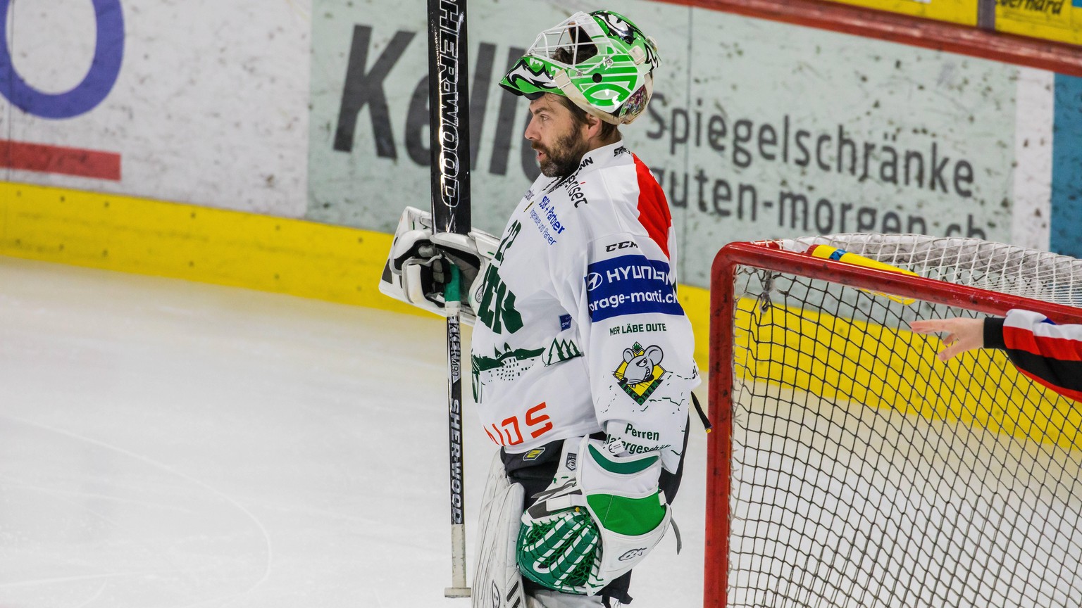 Kloten, Schweiz - 12. April 2021: 22 Simon Rytz, Torhüter des EHC Olten während einem Spielunterbruch. Eishockey *** Kloten, Switzerland 12 April 2021 22 Simon Rytz, goalkeeper of EHC Olten during a b ...