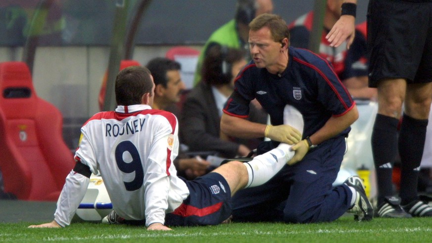 Lewin behandelt an der Euro 04 den rechten Fuss von Jungstar Wayne Rooney.