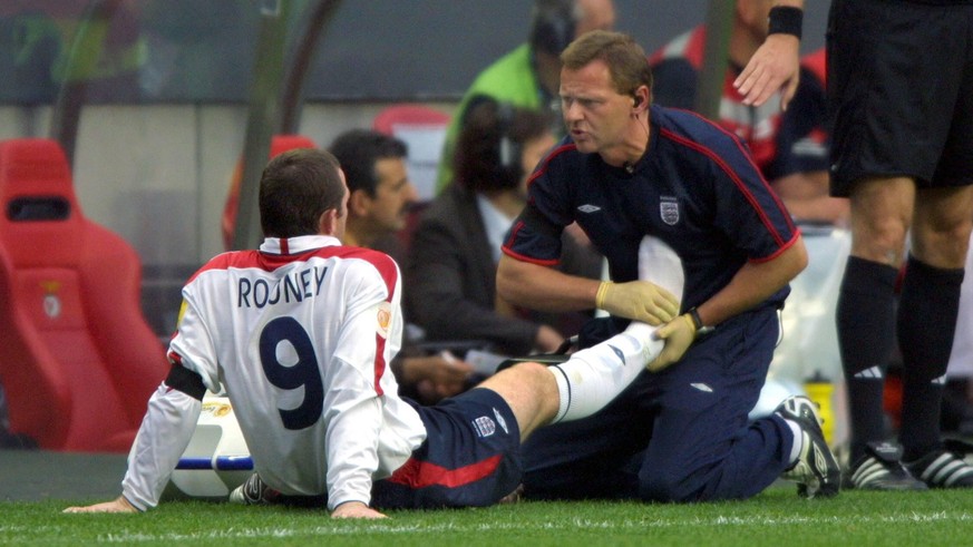 Bildnummer: 02553093 Datum: 24.06.2004 Copyright: imago/Colorsport
Physiotherapeut Gary Lewin behandelt den verletzten Fu