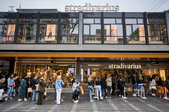 epa09165536 People go shopping on the Lijnbaan in Rotterdam, the Netherlands, 28 April 2021. Shops may again receive customers without an appointment. Customers must still adhere to the applicable Cov ...