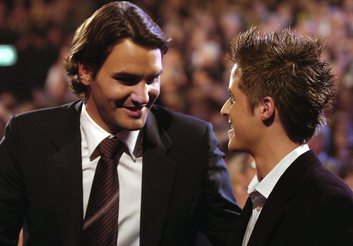 Tennisspieler Roger Federer, links, gratuliert Motorradfahrer Thomas 'Tom' Luethi dem Sportler des Jahres bei den Sports Awards 2005 Auszeichnungen am Samstag, 17. Dezember 2005 in Bern. (KE ...