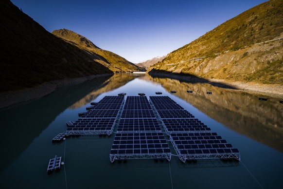 ARCHIVBILD ZUM WATT D&#039;OR --- Floating barges with solar panels are pictured on the &quot;Lac des Toules&quot;, an alpine reservoir lake, in Bourg-Saint-Pierre, Switzerland, Tuesday, October 8, 20 ...