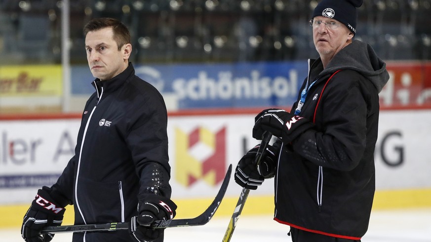 SCB Trainer Kari Jalonen, rechts, und Assistenztrainer Ville Peltonen, links, waehrend einem Training des SC Bern, am Montag, 20. Maerz 2017, in der Postfinance Arena in Bern. (KEYSTONE/Peter Klaunzer ...