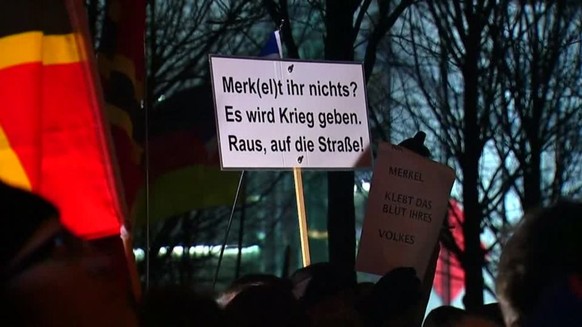 radar-reuters Zwei Tage nach dem Anschlag in Berlin hat die AfD im Regierungsviertel eine Mahnwache abgehalten. Mehrere Dutzend Menschen kamen zu der Veranstaltung, darunter auch Brandenburgs AfD-Frak ...