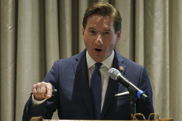 epa11064769 Democratic candidate for president Congressman Dean Phillips of Minnesota addresses the crowd during a debate on the Democratic Candidates at the New England College Convention in Manchester, N...