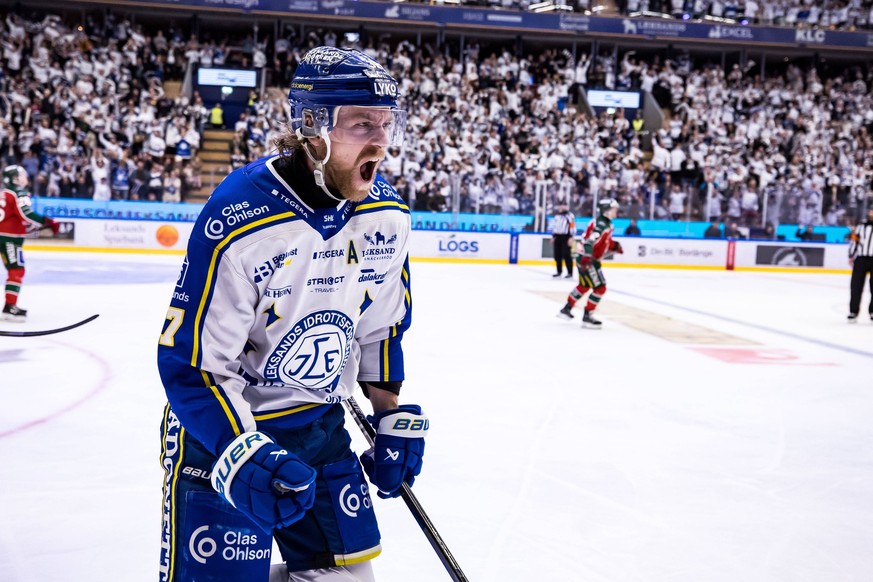 240328 Leksands Anton Lindholm jublar efter 1-0 under kvartsfinal fyra i SHL mellan Leksand och Fr�lunda den 28 mars 2024 i Leksand. *** 240328 Leksands Anton Lindholm celebrates after scoring 1-0 dur ...