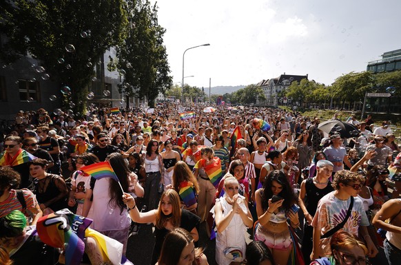 epa09447303 People demonstrate at the Zurich Pride parade with the slogan &#039;Dare. Marriage for all, now!&#039;, for the rights of the LGBTIQ community in Zurich, Switzerland, 04 September 2021. On ...