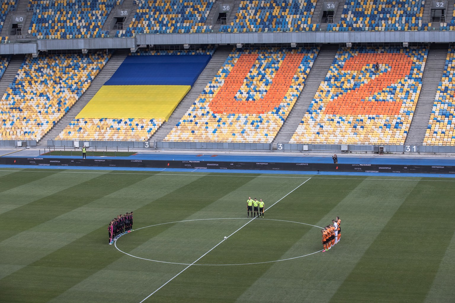 epa10134450 Players of Shakhtar Donetsk and Metalist 1925 Kharkiv observe a minute of silence for those who were killed during the Russian invasion of Ukraine, before the opening soccer match of the n ...