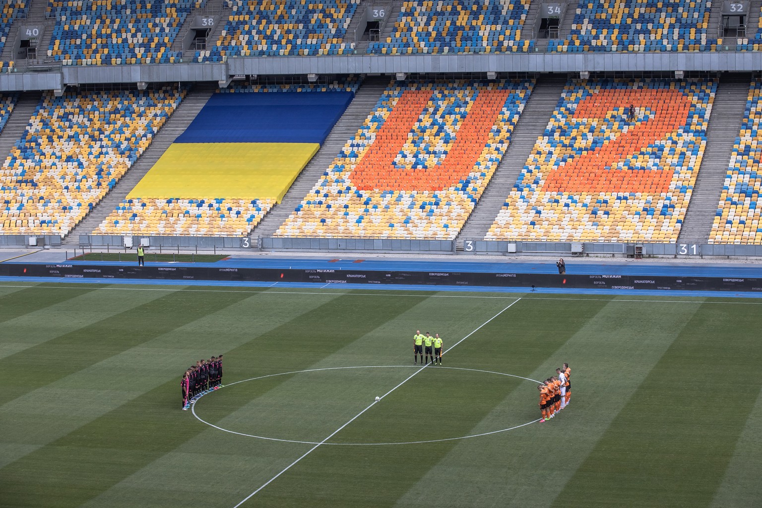epa10134450 Players of Shakhtar Donetsk and Metalist 1925 Kharkiv observe a minute of silence for those who were killed during the Russian invasion of Ukraine, before the opening soccer match of the n ...