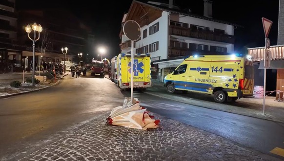 epa12621022 Flowers are laid in the area where a fire broke out, leaving people dead and injured, during New Year?s celebration in Crans-Montana, Swiss Alps, Switzerland, 01 January 2026. EPA/KANTONSP ...