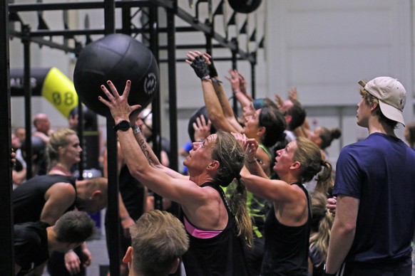 Feature: Fitness-Wettbewerb Hyrox in den Hamburger Messehallen. *** Feature fitness competition Hyrox in Hamburg exhibition halls