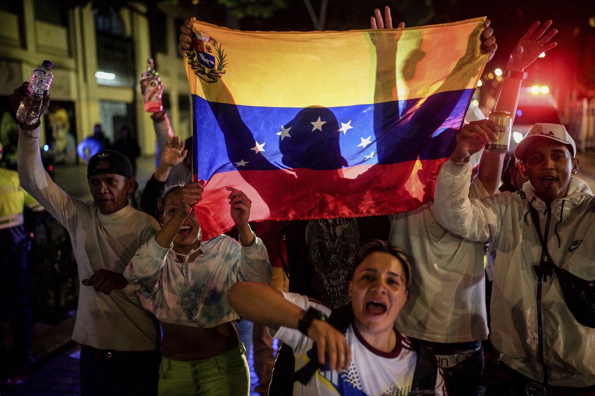 Opposition supporters await the results of Venezuela's presidential elections, in Bogota, Colombia, Sunday, July 28, 2024. (AP Photo/Ivan Valencia)