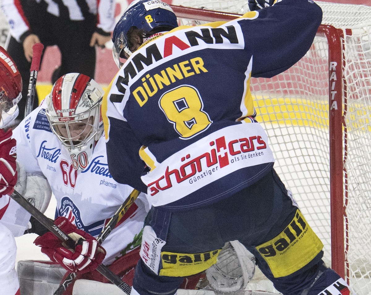 Langenthals Nico Duenner, rechts, im Duell mit Rapperswils Thomas Studer, links, und Goalie Melvin Nyffeler, Mitte, im siebten Playoff-Finalspiel der National League B zwischen dem SC Langenthal und d ...