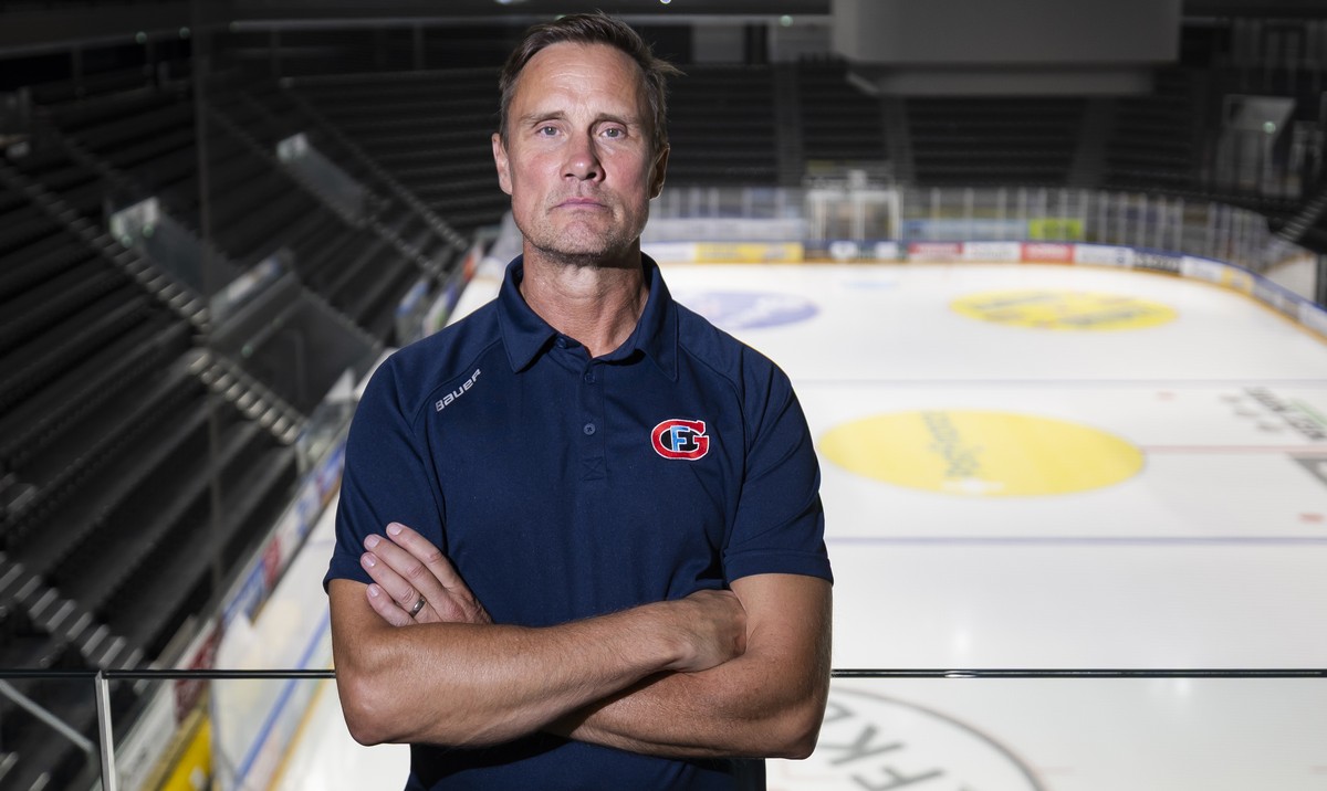 L'entraineur Roger Roennberg pose pour le photographe lors d'un entrainement a l'occasion du media day de HC Fribourg Gotteron (HCFG) d'avant-saison du championnat suisse de hockey ...